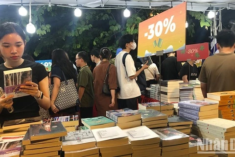 La Feria del Libro de Hanói atrae la atención de muchos lectores. (Fuente:nhandan.vn)