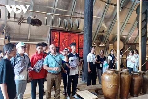 Los jóvenes aprendiendo de la cultura tradicional de los Ede. (Fuente:vovworld.vn)