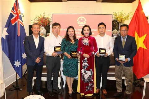 Nguyen Thi Thanh vicepresidenta de la Asamblea Nacional de Vietnam, con residentes connacionales en Australia. (Fuente:VNA)