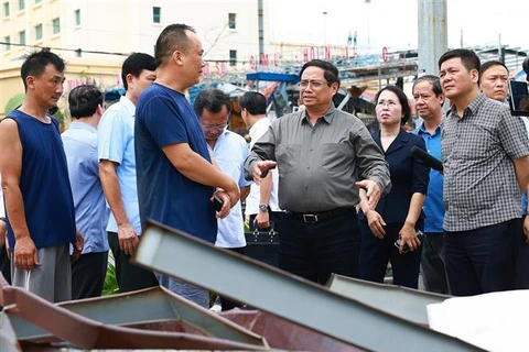 El primer ministro vietnamita, Pham Minh Chinh, inspecciona labores de prevención, control e implementación de soluciones en aras de superar las concecuencias del supertifón Yagi en Quang Ninh. (Fuente:VNA)