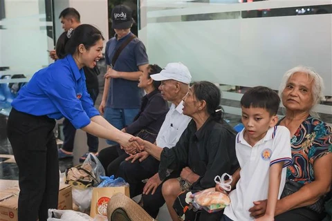 Jóvenes voluntarios ayudaron a las personas del distrito de Yen Phu a llegar a un nuevo refugio seguro. (Fuente:VNA)