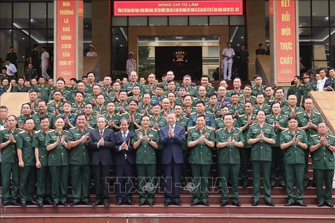 El secretario general del Partido Comunista y presidente de Vietnam, To Lam, con gerentes del Ministerio de Defensa y la Academia de Defensa Nacional. (Fuente:VNA)