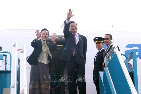 El secretario general del Partido Popular Revolucionario y presidente de Laos, Thongloun Sisoulith, y su esposa en el aeropuerto de Tan Son Nhat, Ciudad Ho Chi Minh. (Fuente: VNA)