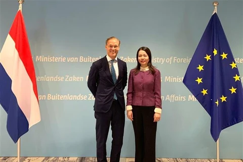 La viceministra de Relaciones Exteriores de Vietnam, Nguyen Minh Hang, y el príncipe Jaime de Borbón-Parma, embajador para el clima de los Países Bajos. (Fuente:VNA)