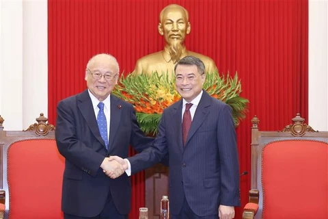 El miembro del Buró Político, secretario del Comité Central del Partido Comunista de Vietnam (PCV) y jefe de su Comisión de Organización, Le Minh Hung, recibió a Takebe Tsutomu, asesor especial de la Alianza Parlamentaria de Amistad Japón-Vietnam. (Fuente:VNA)