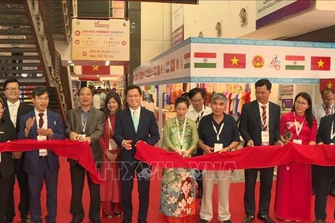 El embajador Nguyen Thanh Hai cortó la cinta para inaugurar el stand de Vietnam en la exposición. (Fuente:VNA)