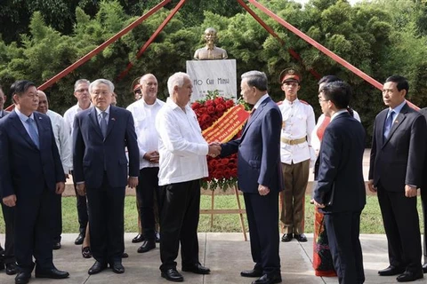 El secretario general del Partido Comunista de Vietnam y presidente del país, To Lam, y el jefe del Departamento de Relaciones Internacionales del Comité Central del Partido Comunista de Cuba, Emilio Lozada García, en el Parque Ho Chi Minh. (Fuente: VNA)