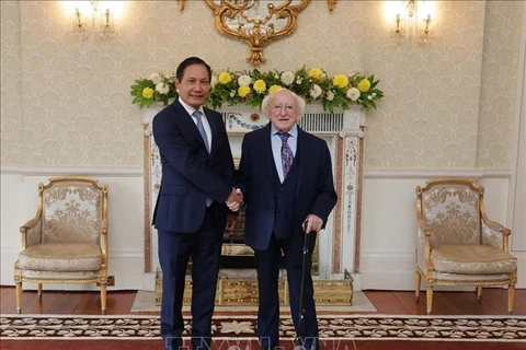 El embajador de Vietnam en Reino Unido, concurrente en Irlanda, Do Minh Hung, y el presidente de Irlanda, Michael D. Higgins. (Fuente:VNA)