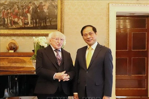 El ministro de Relaciones Exteriores de Vietnam, Bui Thanh Son (actualmente también viceprimer ministro), fue recibido en febrero de 2024 por el presidente de Irlanda, Michael D. Higgins. (Fuente:VNA)