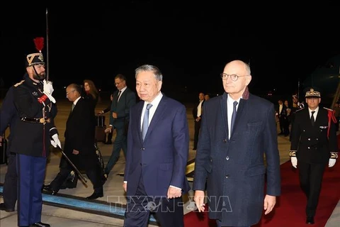 El secretario general del Partido Comunista de Vietnam y presidente del país, To Lam (izquierda), llega al aeropuerto de Orly en París, Francia. (Fuente: VNA)