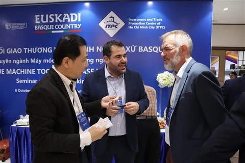 Empresarios vietnamitas y vascos conversan al margen de la conferencia. (Fuente:VNA)