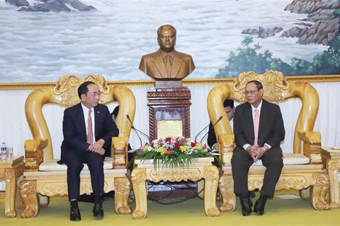 El viceprimer ministro y titular de Seguridad Pública de Laos, Vilay Lakhamphong, recibe al viceministro de Seguridad Pública de Vietnam Tran Quoc To. (Fuente: VNA)