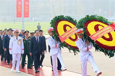 Dirigentes del Partido y el Estado rinden tributo al Presidente Ho Chi Minh. (Fuente: VNA)