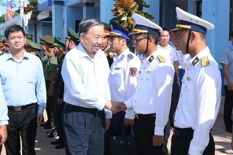 El secretario general del Partido Comunista y presidente de Vietnam, To Lam, con oficiales y soldados de las fuerzas armadas en el distrito insular de Con Co, provincia de Quang Tri. (Fuente:VNA)