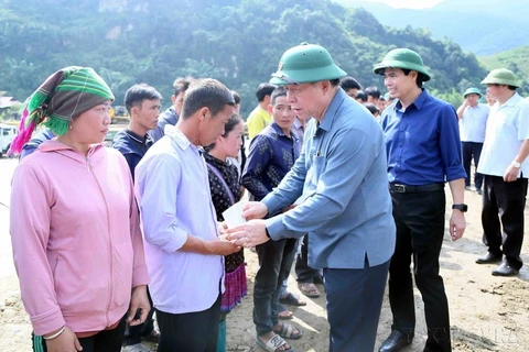 Nguyen Trong Nghia, miembro del Buró Político, secretario del Comité Central del Partido Comunista de Vietnam, entrega obsequios a las personas de la comuna de Ngoc Chien, distrito de Muong La, provincia de Son La, afectadas por el tifón Yagi. (Fuente:VNA)