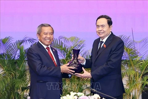 El presidente de la Asamblea Nacional de Vietnam, Tran Thanh Man, y Boviengkham Vongdara, ministro de Tecnología y Comunicaciones de Laos y titular de la Asociación de Amistad Laos-Vietnam. (Fuente:VNA)