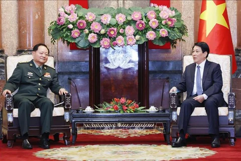 El presidente de Vietnam, Luong Cuong, recibió en Hanoi al coronel general Zhang Youxia, vicepresidente de la Comisión Militar Central de China. (Fuente:VNA)