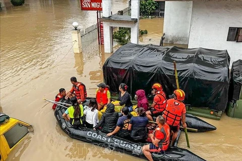 Rescatistas evacúan a las víctimas en el lugar inundado después del tifón Trami, en el norte de Filipinas, el 24 de octubre de 2024. (Fuente: Xinhua/VNA)