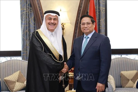 El primer ministro vietnamita, Pham Minh Chinh, recibe a Amin Al-Nasser, presidente y director general del Grupo de Petróleo y Gas de Arabia Saudita. (Fuente:VNA)