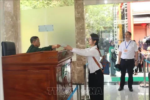 Turistas chinos entran en Vietnam para visitar el área paisajística de las cascadas Ban Gioc (Vietnam) - Duc Thien (China). (Fuente: VNA)