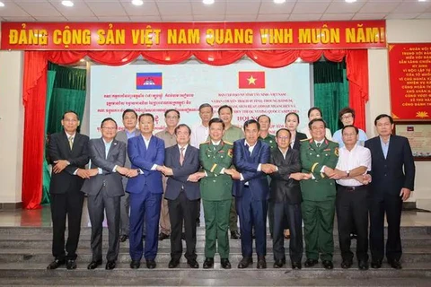 Representantes de la provincia de Tay Ninh y de localidades camboyanas en una reunión. (Fuente: VNA)