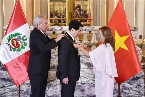 La presidenta de Perú, Dina Ercilia Boluarte Zegarra, condecoró con la Orden "El Sol del Perú", en el grado de Gran Cruz, a su homólogo vietnamita, Luong Cuong. (Fuente: VNA)