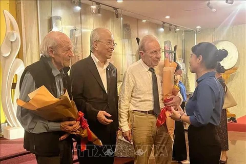 Bernard Bachelard y Olivier Parriaux con jóvenes de Ciudad Ho Chi Minh. (Fuente: VNA)