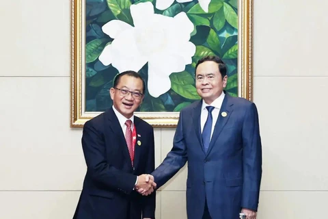 El presidente de de la Asamblea Nacional de Vietnam, Tran Thanh Man, se reunió con su homólogo singapurense, Seah Kian Peng, al margen de la 45 Asamblea General de la Asamblea Interparlamentaria de la ASEAN. (Fuente: VNA)