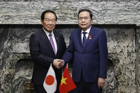 El presidente de la Asamblea Nacional de Vietnam, Tran Thanh Man, y el titular de la Cámara de Representantes de Japón, Nukaga Fukushiro. (Fuente: VNA)