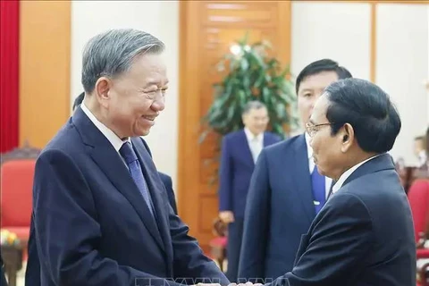 El secretario general del Partido Comunista de Vietnam, To Lam, recibe a Bounthong Chitmany, miembro permanente de la Secretaría del Comité Central del Partido Popular Revolucionario de Laos (PPRL) y vicepresidente estatal de Laos. (Fuente: VNA)