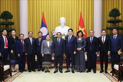 El presidente vietnamita, Luong Cuong, el miembro permanente de la Secretaría del Comité Central del Partido Popular Revolucionario de Laos (PPRL) y vicepresidente del país, Bounthong Chitmany, y delegados. (Fuente: VNA)