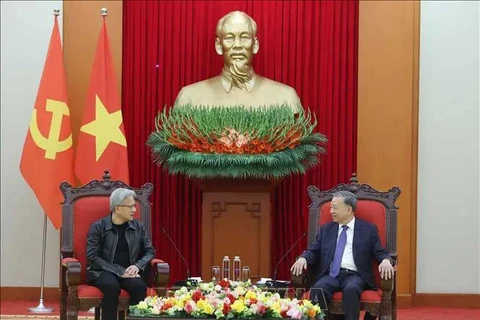 El secretario general del Partido Comunista de Vietnam (PCV), To Lam. recibe al fundador y presidente de NVIDIA, Jensen Huang. (Fuente: VNA)