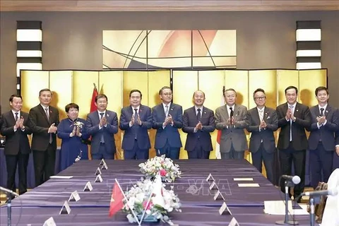 El presidente de la Asamblea Nacional, Tran Thanh Man, tomó fotografías de recuerdo con los delegados. (Fuente: VNA)