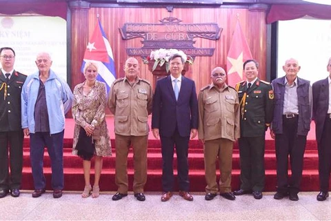 El embajador Le Quang Long y el coronel Bui Xuan Phong, agregado de defensa, se fotografiaron con veteranos cubanos que ayudaron a Vietnam. (Fuente: VNA)