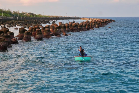 渔民在越南长沙群岛海域进行捕捞作业。图自越通社