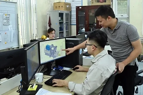 Ingenieros de la empresa Tomeco (del clúster industrial Ngoc Liep en Hanoi) discuten el diseño de ventiladores industriales. (Fuente: nhandan.vn)