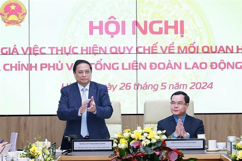 El primer ministro Pham Minh Chinh en la reunión para evaluar los resultados de la implementación del Reglamento sobre las relaciones laborales entre el Gobierno y la Confederación General del Trabajo de Vietnam (Fuente: VNA)