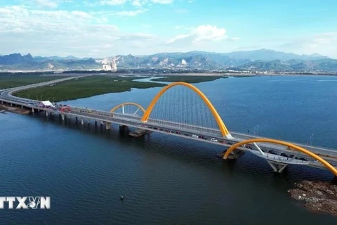 Puente Binh Minh sobre la bahía de Cua Luc en la provincia de Quang Ninh (Fuente: VNA)