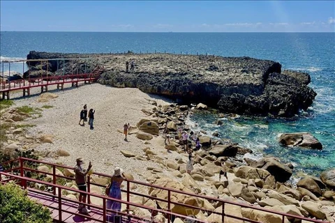 Los turistas exploran el antiguo arrecife de coral Hang Rai ubicado en la Reserva Mundial de la Biosfera Nui Chua, distrito de Ninh Hai. (Fuente: VNA)