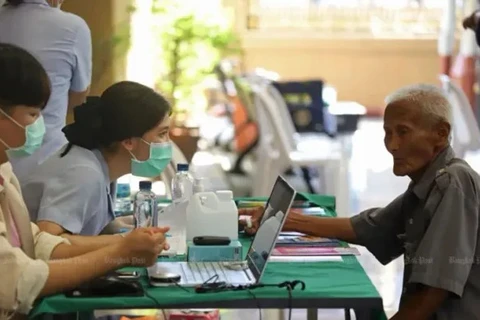 Personal médico y voluntarios realizan chequeos de salud gratuitos a personas mayores en Bangkok, 24 de febrero (Fuente: Bangkok Post)