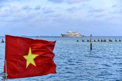 La bandera vietnamita ondea en la zona de la isla Sinh Ton Dong, Truong Sa, abril de 2023. (Foto: baoquocte.vn)