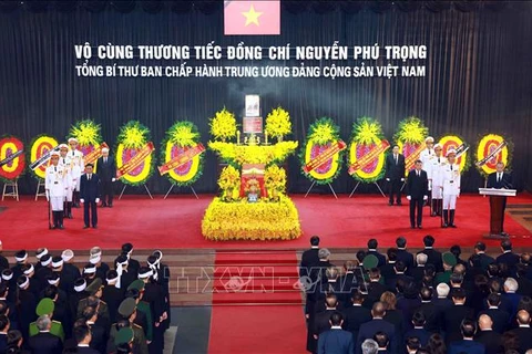 Ceremonia de homenaje póstumo al Secretario General Nguyen Phu Trong en la Casa Funeraria Nacional, en Hanoi. (Fuente: VNA)