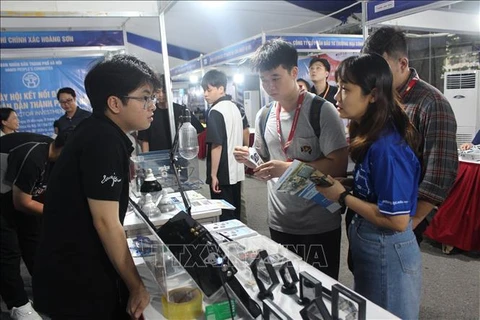 Las empresas promueven la inversión y el comercio en el Festival de Conexión de Inversión en Tecnología de Semiconductores de Hanoi 2024. (Fuente: VNA)