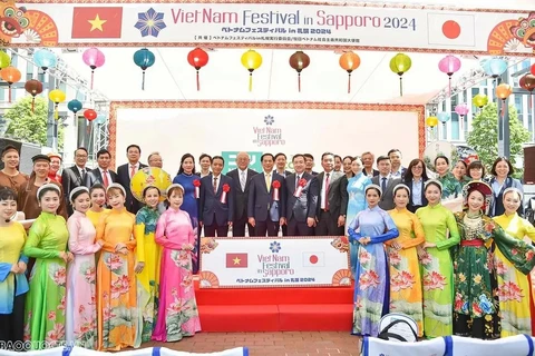 Los delegados que asisten al tercer Festival de Vietnam en la ciudad de Sapporo, Hokkaido, Japón, toman fotografías de recuerdo. (Fuente: baoquocte.vn)