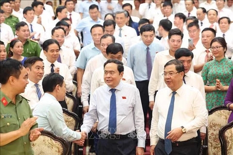 El presidente de la Asamblea Nacional, Tran Thanh Man, y los delegados en la reunión (Fuente: VNA)