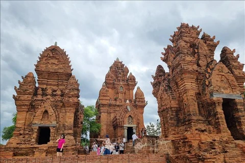 Los turistas visitan la torre Po Klong Garai, monumento arquitectónico y artístico nacional especial, distrito de Do Vinh, ciudad de Phan Rang - Thap Cham. (Fuente: baotintuc.vn)