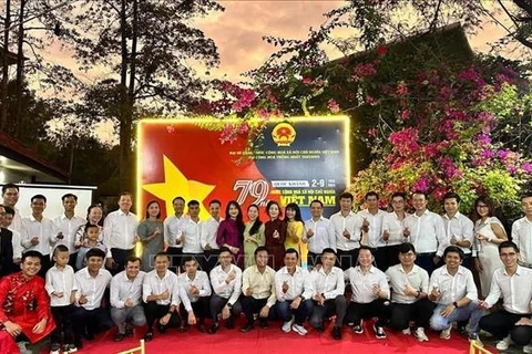 Toman fotos de recuerdo delegados e invitados en el acto por el 79º aniversario del Día Nacional de Vietnam en Tanzania (Fuente: VNA)