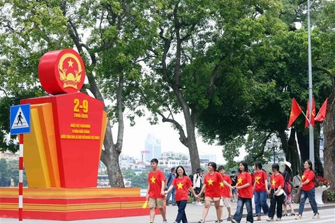 Ciudadanos en la zona peatonal del lago Hoan Kiem, en Hanoi. (Fuente: VNA)