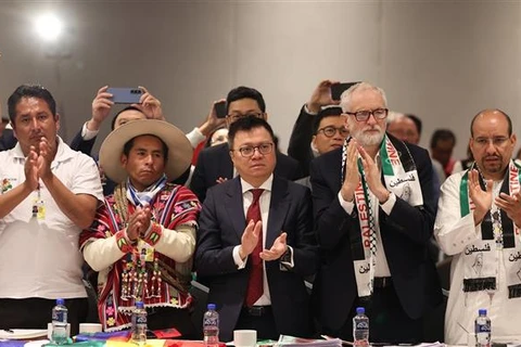 El miembro del Comité Central del Partido Comunista de Vietnam y el subjefe de su Comisión de Propaganda y Educación, Le Quoc Minh, (en el centro) participa en la XXVIII conferencia internacional “Partidos políticos y una nueva sociedad” en la Ciudad de México. (Fuente: VNA)