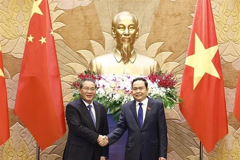 El presidente de la Asamblea Nacional vietnamita, Tran Thanh Man, (D) y el primer ministro chino, Li Qiang (Fuente: VNA)